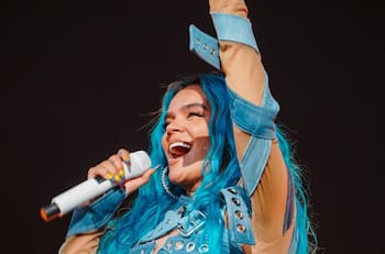 Karol G se despide de su característica cabellera azul pero hay un motivo