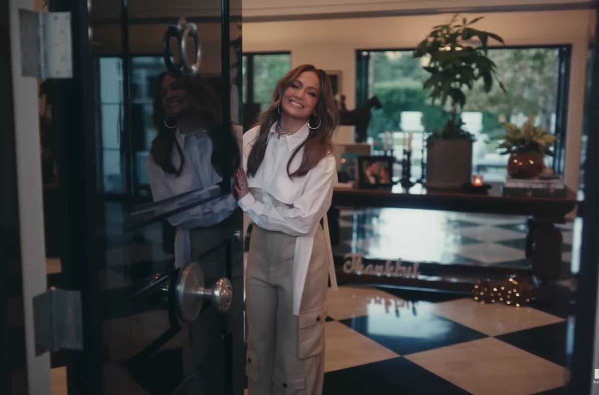 JLo abre las puertas de su mansión y confiesa qué espera recibir en navidad
