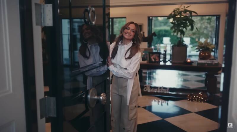 A JLo le preguntaron qué haría si pudiera pasar desapercibida durante un día. "Caminaría a través de la multitud", respondió. - Créditos: YouTube