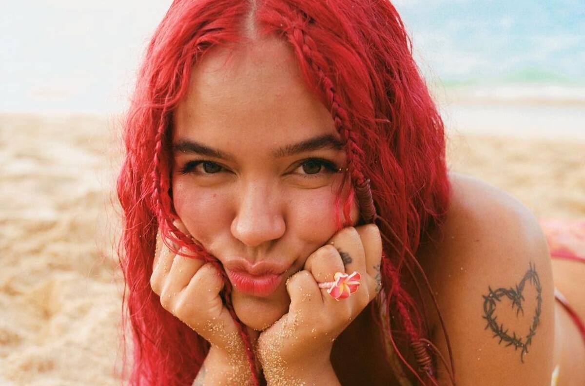 Karol G se refiere abiertamente a su celulitis y exceso de barriga luego de críticas por sus fotos