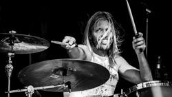 Con más de 100 bateristas, así recuerdan a Taylor Hawkins a un año de su trágica muerte