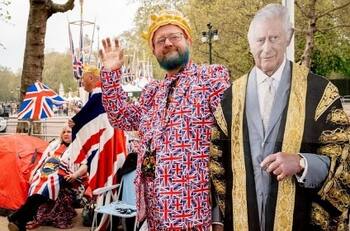 A un día de la coronación, ya se siente el ambiente festivo en las calles de Londres