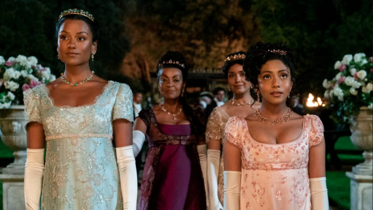 Actriz de 'Bridgerton' revela las dolorosas consecuencias de usar los corsés del vestuario