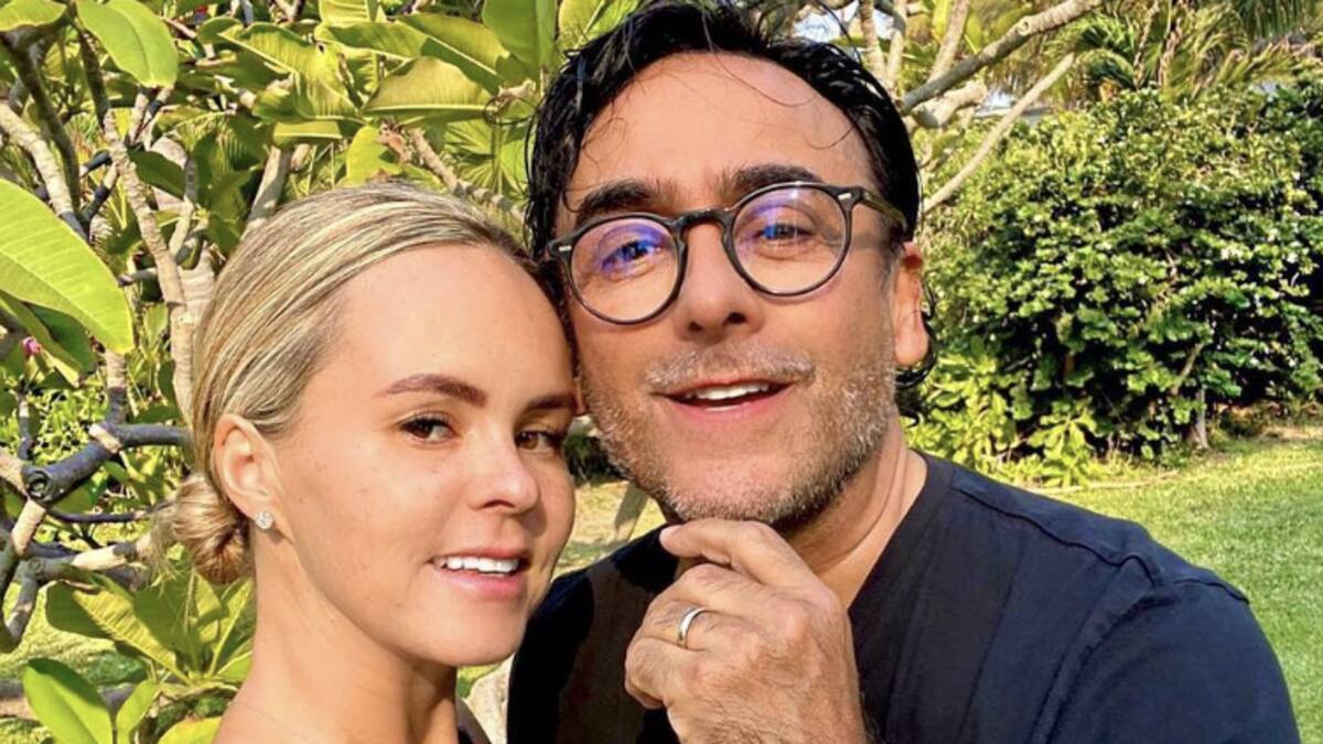 Adal Ramones será papá a los 61 años; ella es su guapa esposa 23 años menor que él