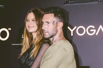 Adam Levine da vuelta la página a su infidelidad para darle la bienvenida a su tercer hijo