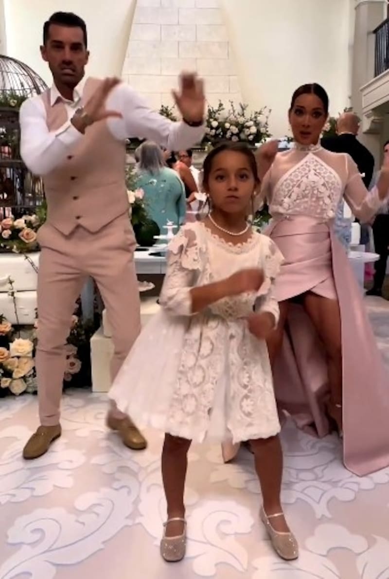 Adamari López, Alaïa y Toni Costa unen talentos para coreografía de Primera Comunión El trío y su notable baile de Primera Comunión - Créditos: Instagram