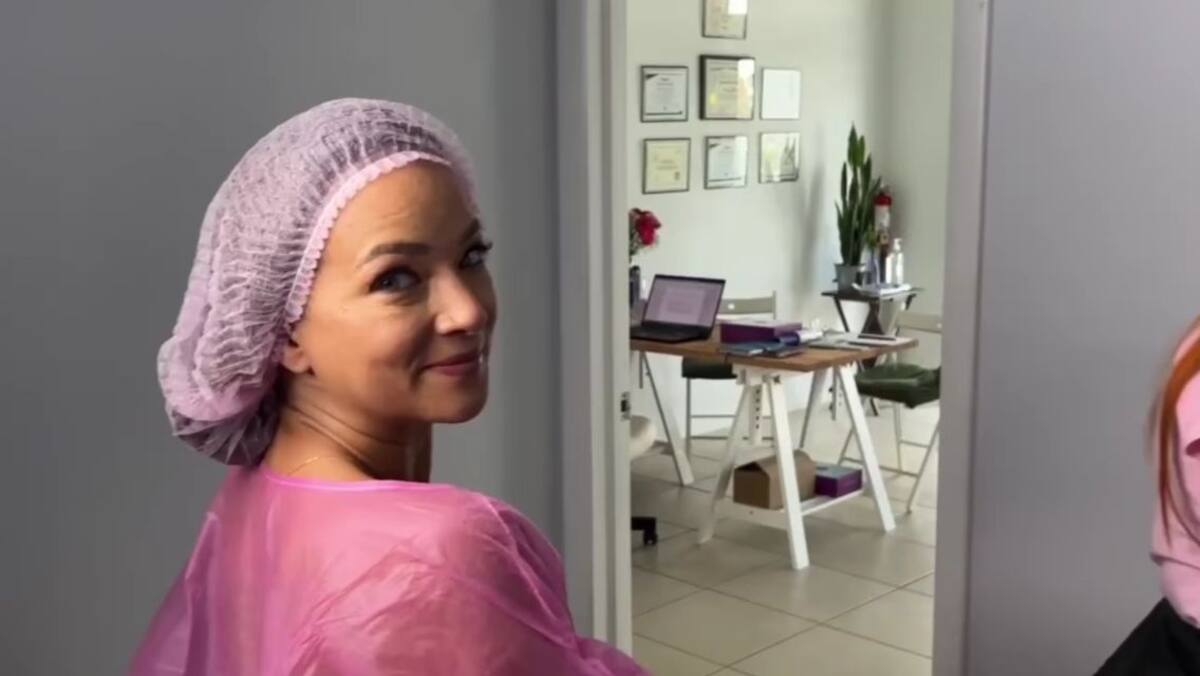Adamari López se tatúa los pezones; uno de sus objetivos es motivar a las sobrevivientes de cáncer de mama - Créditos: Facebook Adamari López