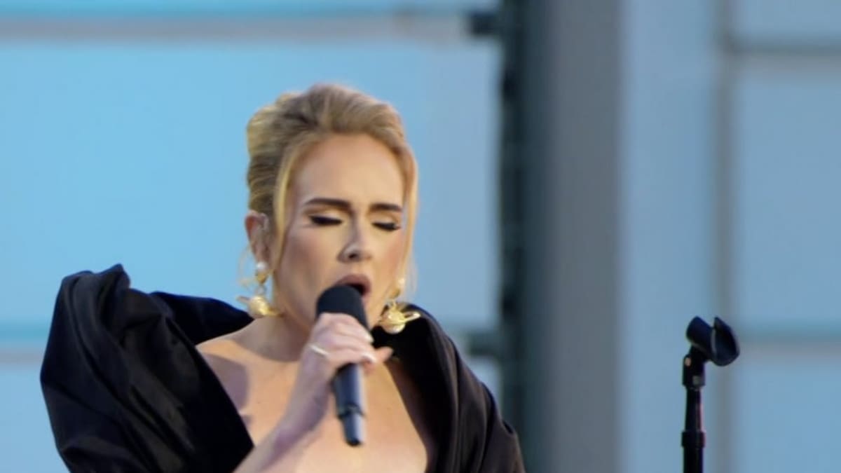 Adele muestra su tatuaje secreto mientras va a cenar con Rich Paul