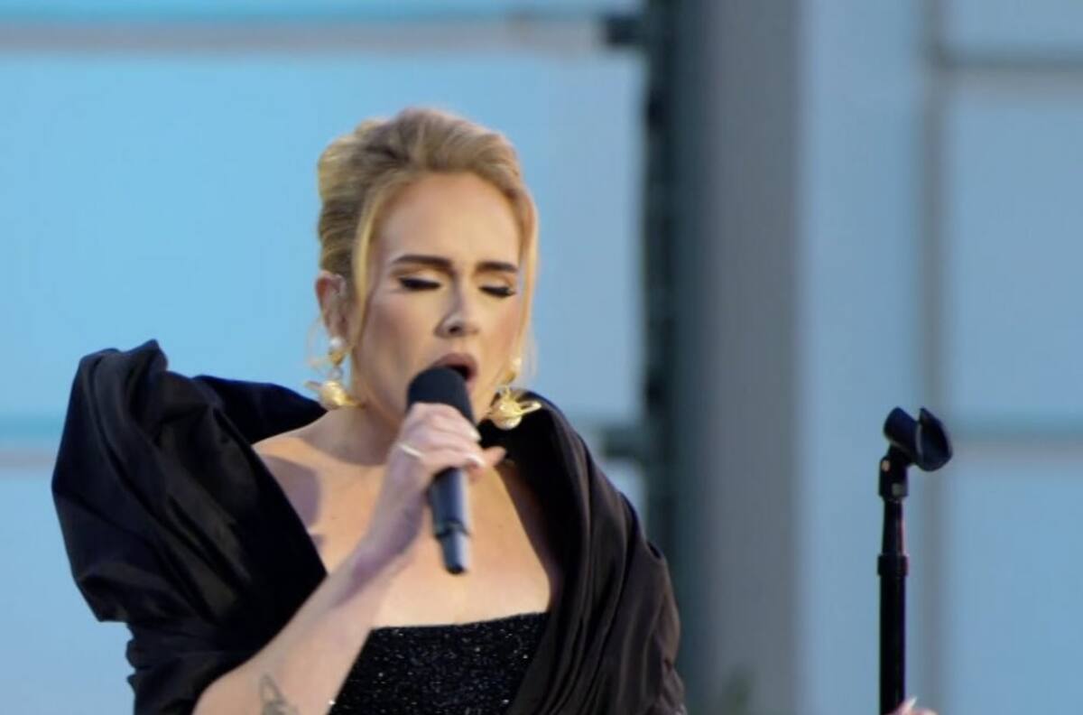 Adele muestra su tatuaje secreto mientras va a cenar con Rich Paul