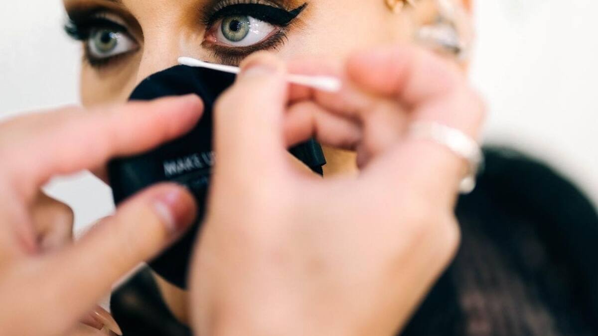 Adele acude a fiesta e impresiona por el entallado vestido que usó