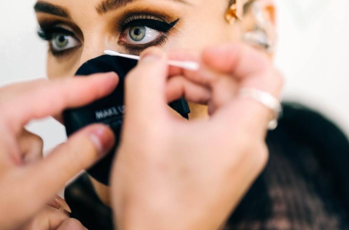 Adele acude a fiesta e impresiona por el entallado vestido que usó