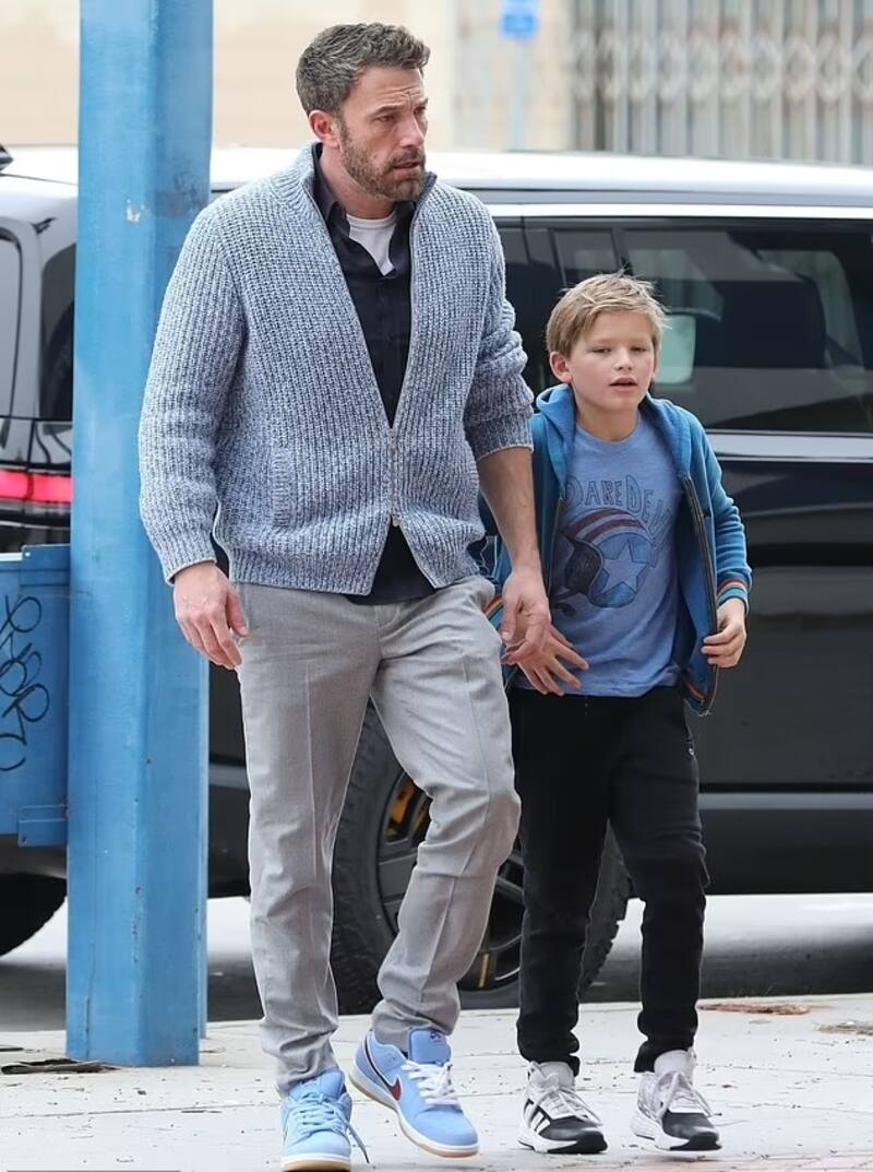 Affleck apareció con un renovado look y parece haber dejado atrás las camisas de franela - Créditos: Twitter