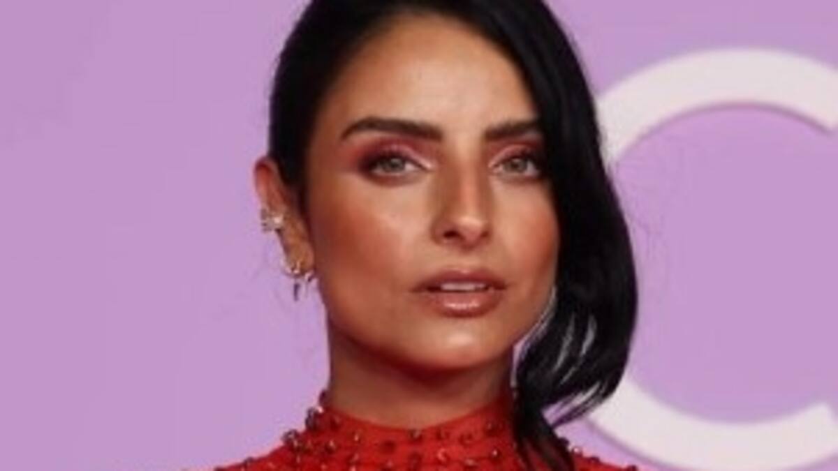 Aislinn Derbez se luce con transparencia en la alfombra de los Fashion Awards