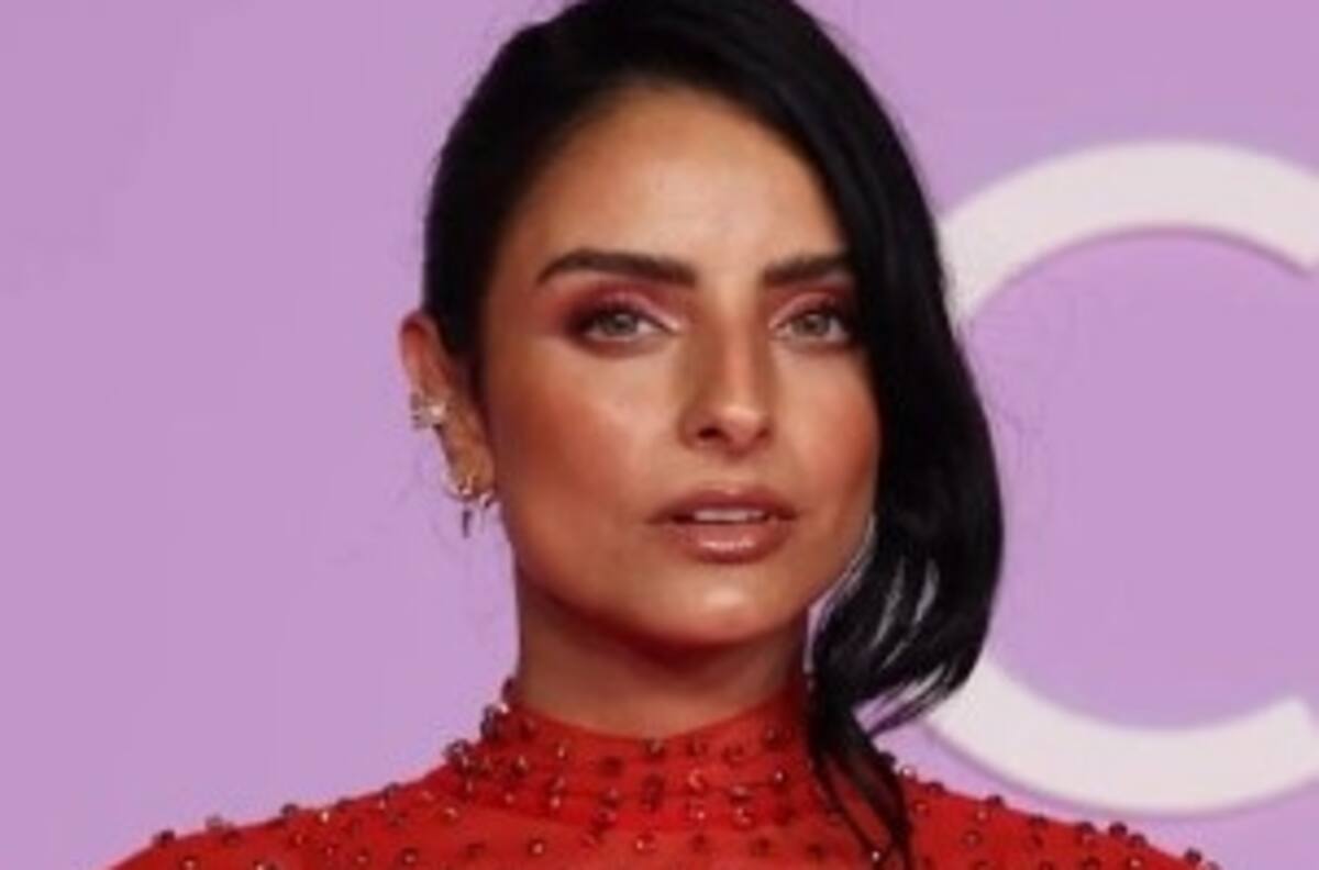 Aislinn Derbez se luce con transparencia en la alfombra de los Fashion Awards