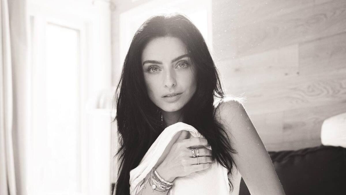 Aislinn Derbez deslumbra, desde su cama, en sesión fotográfica solo cubierta con sábanas