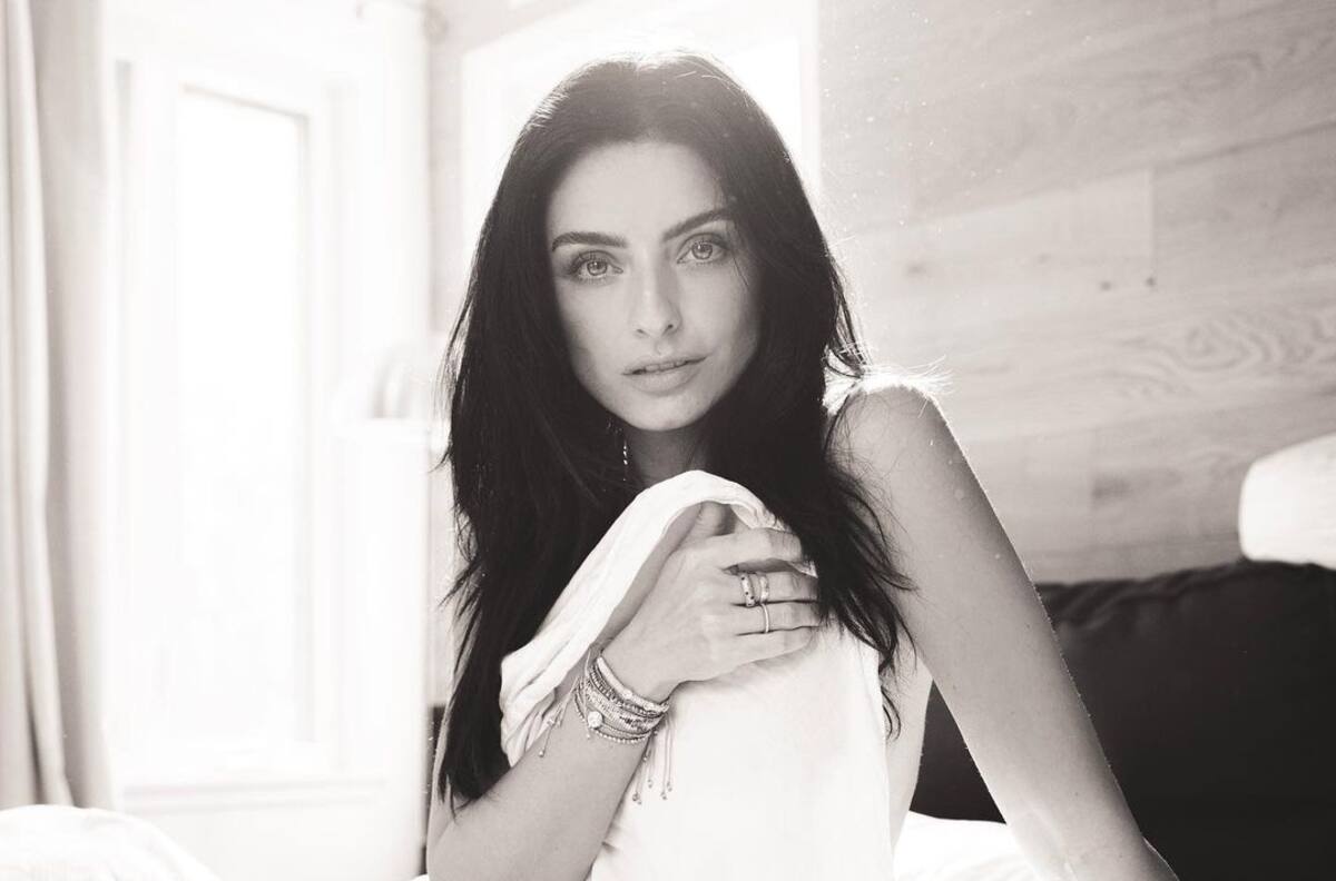 Aislinn Derbez deslumbra, desde su cama, en sesión fotográfica solo cubierta con sábanas