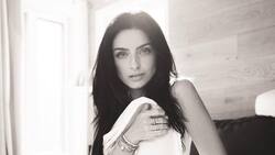 Aislinn Derbez deslumbra, desde su cama, en sesión fotográfica solo cubierta con sábanas