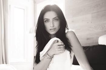 Aislinn Derbez deslumbra, desde su cama, en sesión fotográfica solo cubierta con sábanas