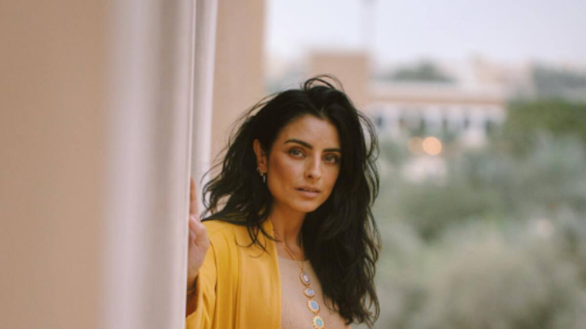 Aislinn Derbez reveló por qué le gusta llevar un tenebroso arácnido en su bolso