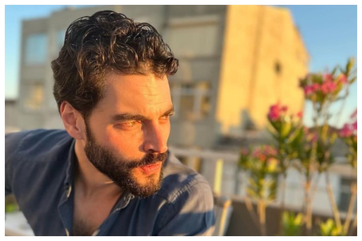 El actor turco Akin Akinözü publicó este miércoles una nueva fotografía para saludar la fiesta religiosa de Eid al-Adha.
