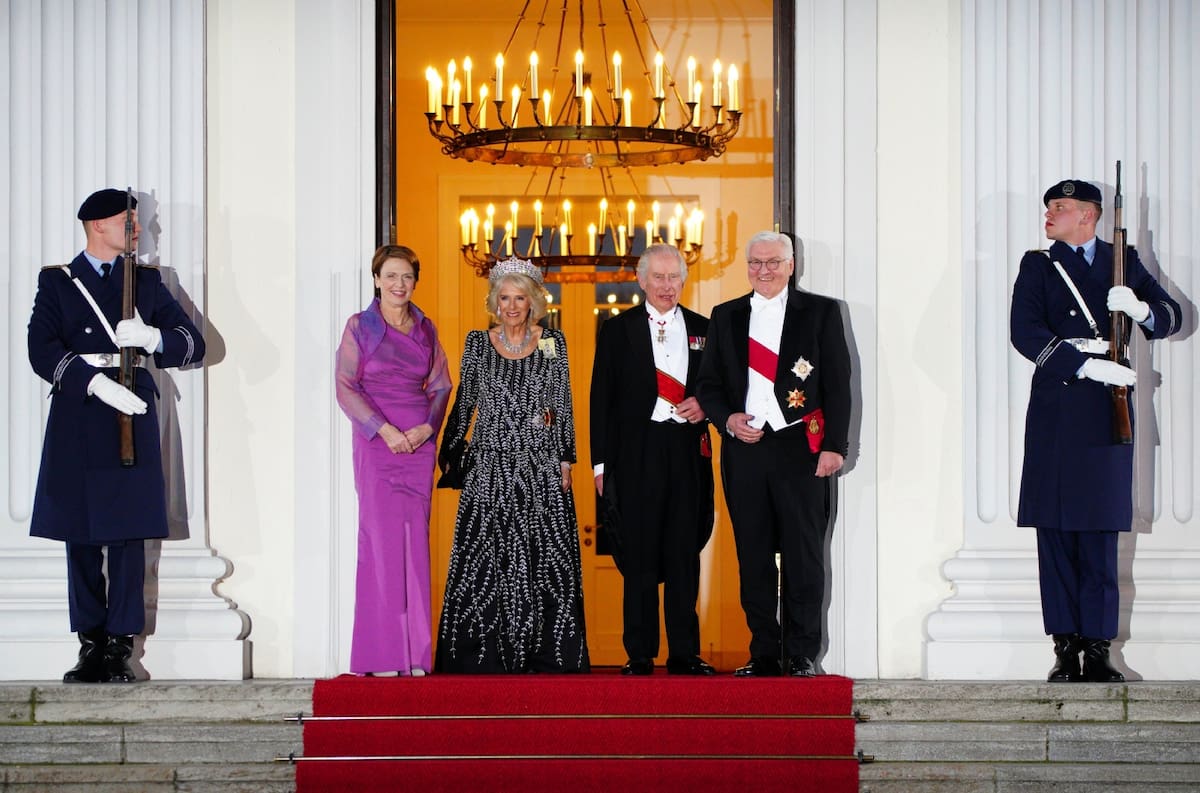 Al rey Carlos III le obsequiaron una corona de cartón - Créditos: Twitter