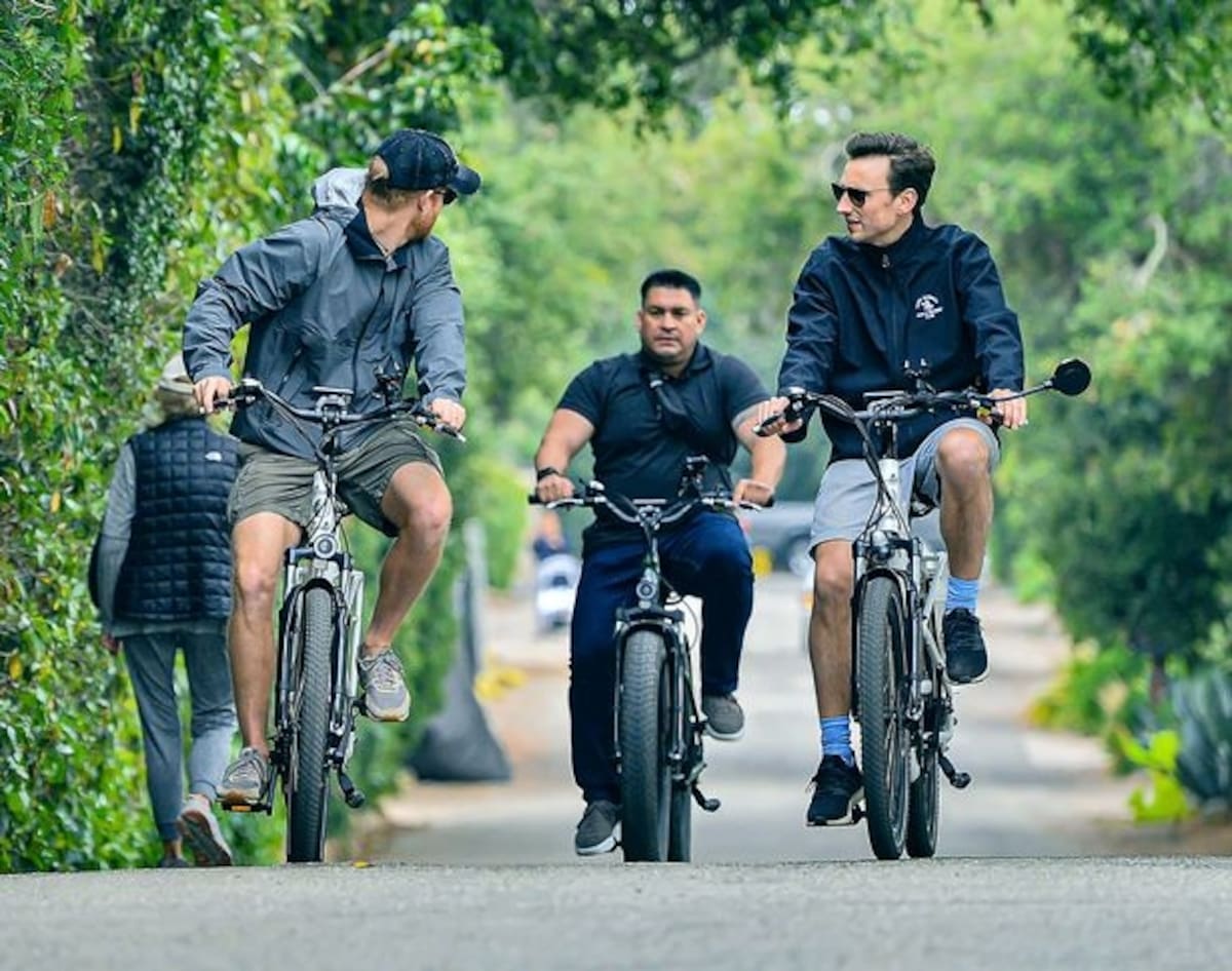 Alberto Álvarez custodia a Harry en un paseo en bicicleta. - Créditos: Daily Mirror