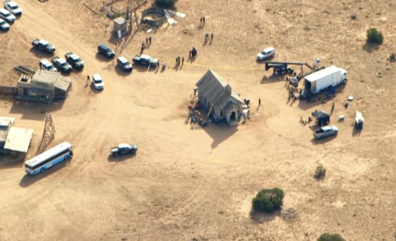 Alec Baldwin Imágenes del set luego del accidente - Créditos: Twitter: @TessaMentus