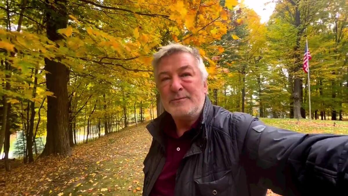 Alec Baldwin recuerda a la fotógrafa que mató por accidente hace un año en el set de película Rust