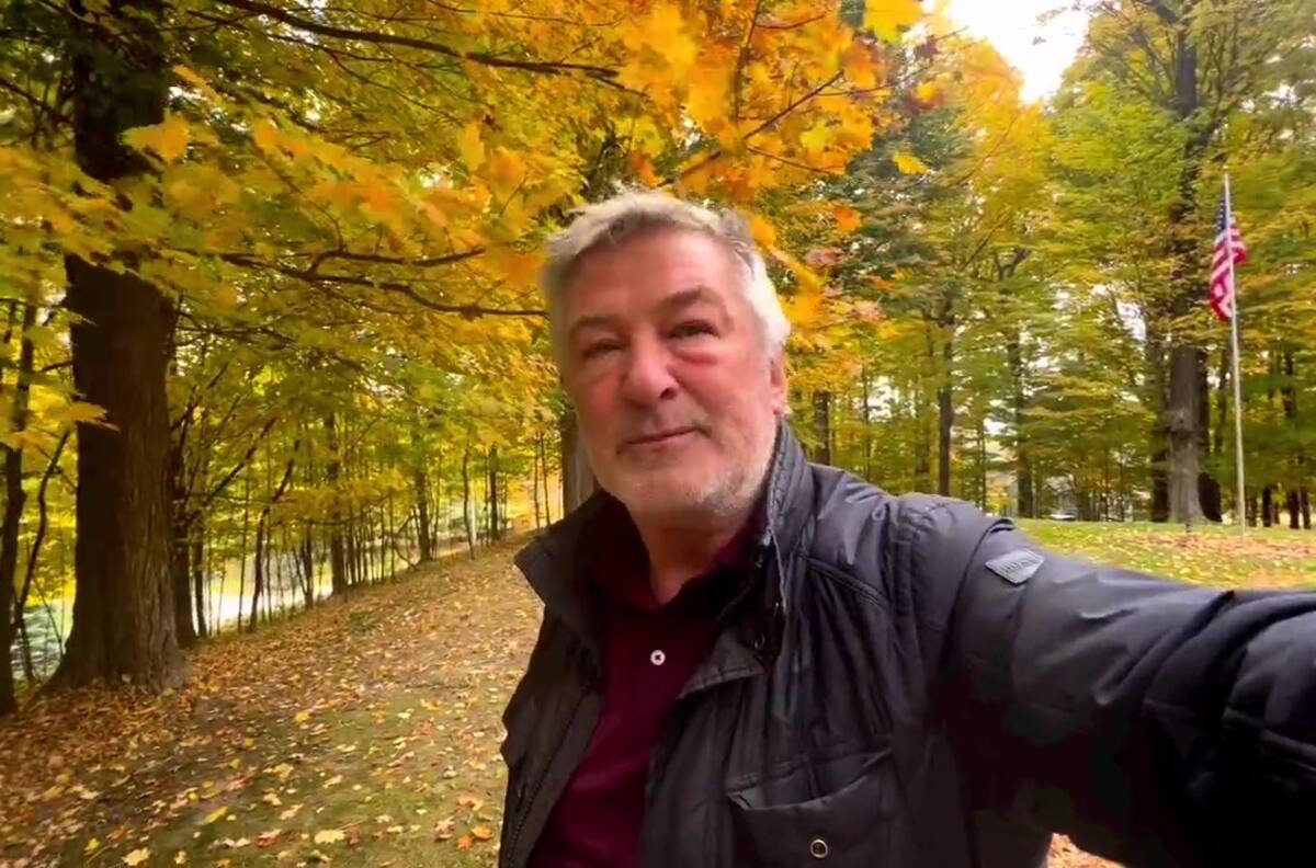 Alec Baldwin recuerda a la fotógrafa que mató por accidente hace un año en el set de película Rust