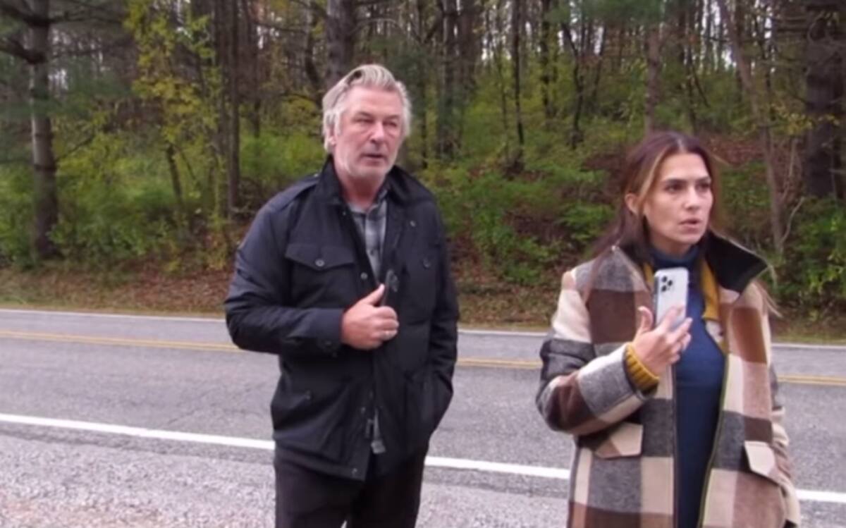 Alec Baldwin y su esposa ante los medios de comunicación - Créditos: Screenshot de video