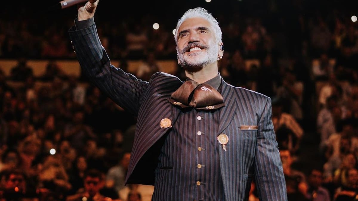 Alejandro Fernández deja de lado la controversia y estrena look que lo rejuvenece