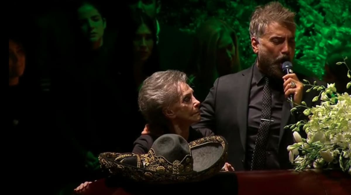 Alejandro Fernández le canta a su mamá en el homenaje a Vicente Fernández - Créditos: Captura de Pantalla