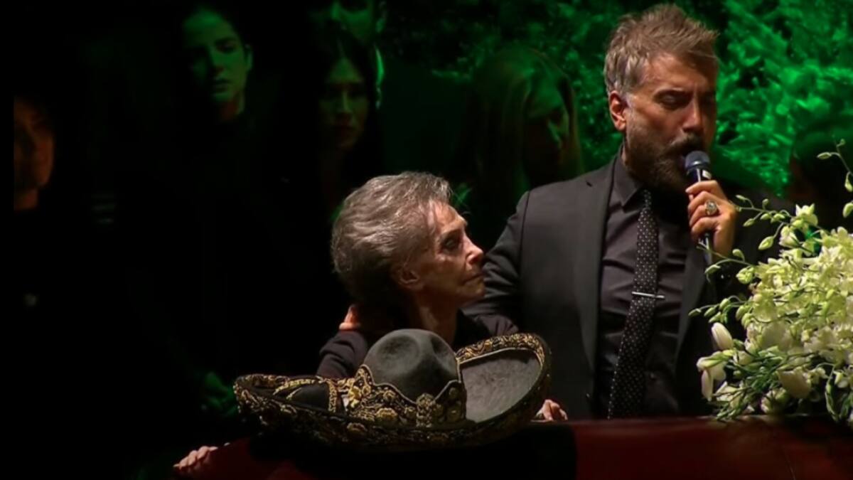 El emotivo homenaje de Alejandro Fernández a su padre Vicente junto a Doña Cuquita