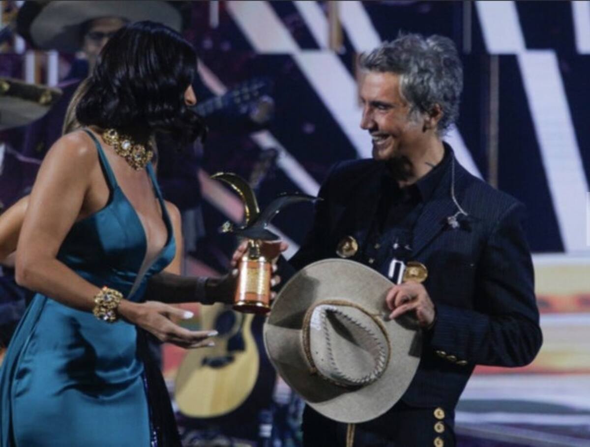 Alejandro Fernández tuvo un cruce con una modelo brasileña - Créditos: Twitter