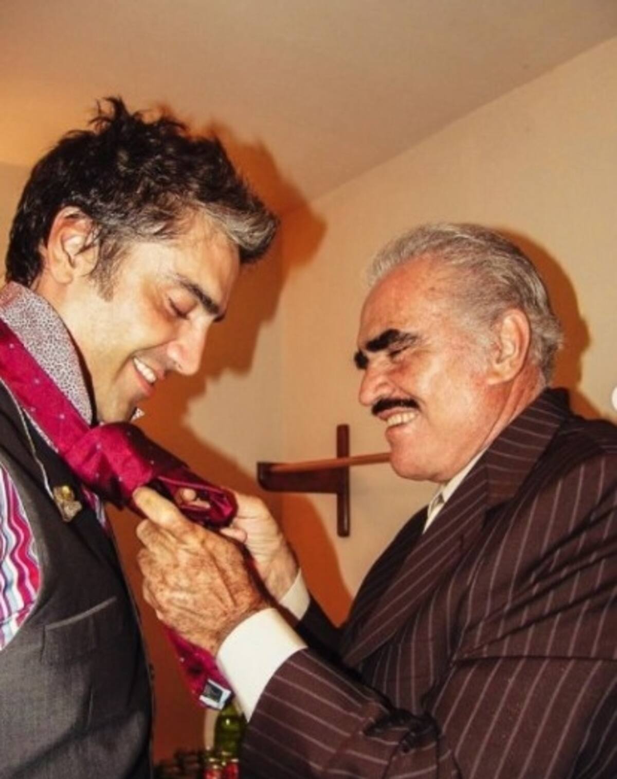 Alejandro Fernández visita la estatua de su padre en el rancho "Los tres potrillos" - Créditos: Instagram: Alejandro Fernández