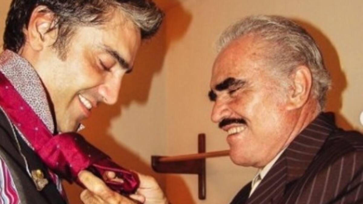 Alejandro Fernández visita la estatua de su padre