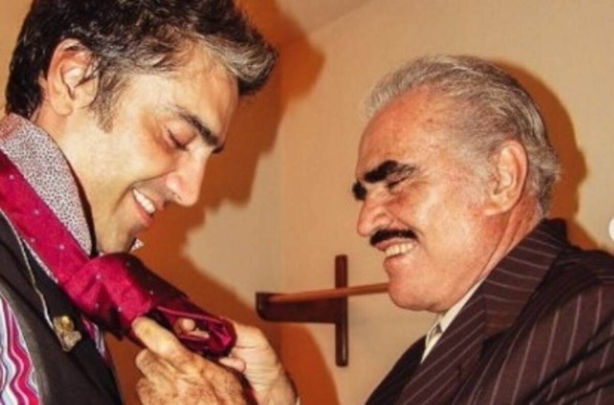 Alejandro Fernández visita la estatua de su padre