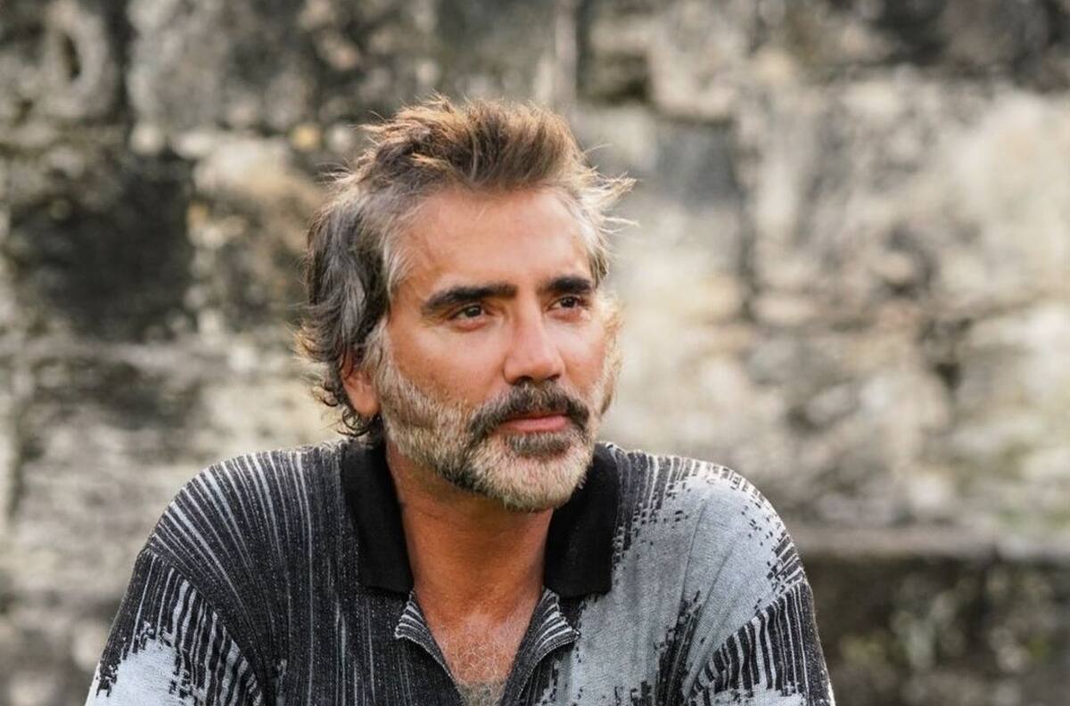 Alejandro Fernández ignora a su novia frente a toda la familia y lo hace evidente
