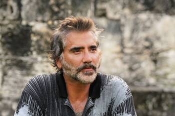 Alejandro Fernández ignora a su novia frente a toda la familia y lo hace evidente