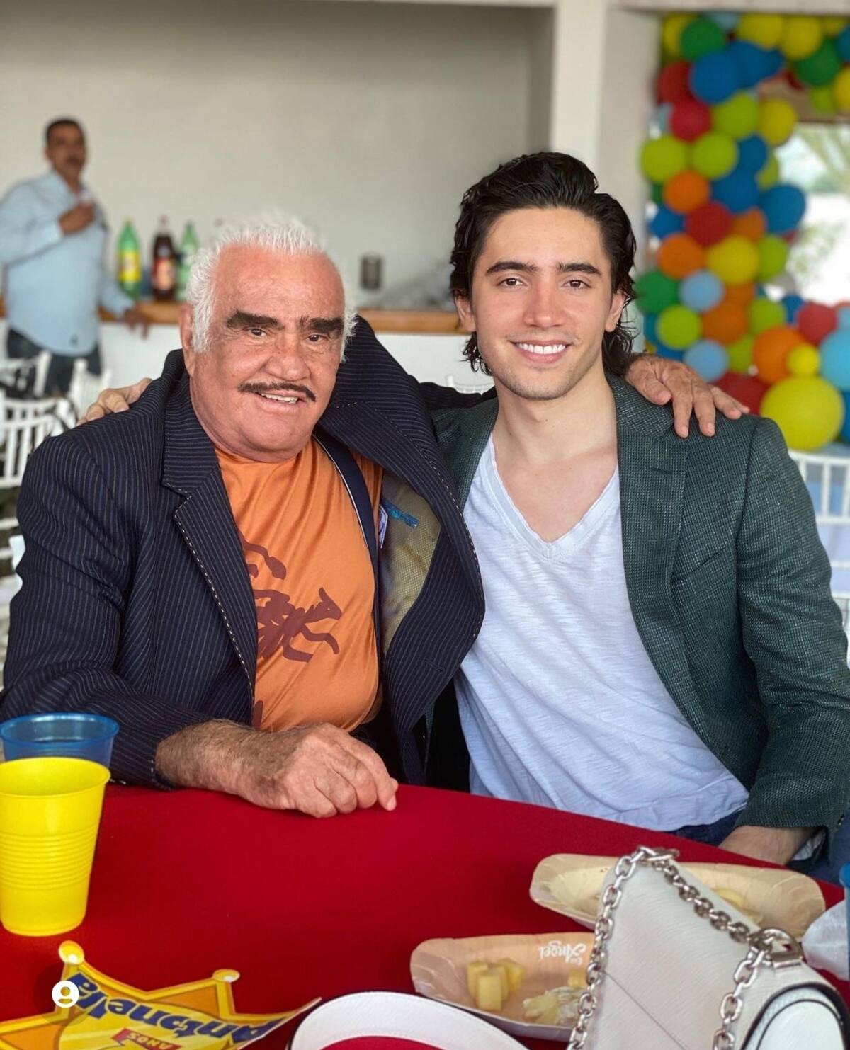 Alex Fernández recuerda a Vicente Fernández a casi un año de su muerte
- Créditos: Instagram