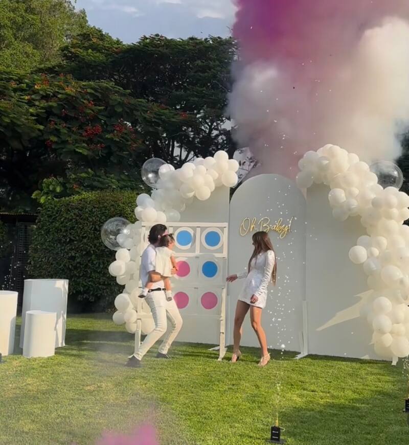 La pareja en la fiesta de revelación de sexo de su bebé