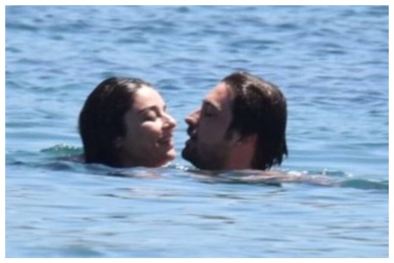 Ayça Ayşin Turan y Alp Navruz fueron vistos por los paparazzi en las aguas del mar Egeo, frente a las costas de Bodrum.