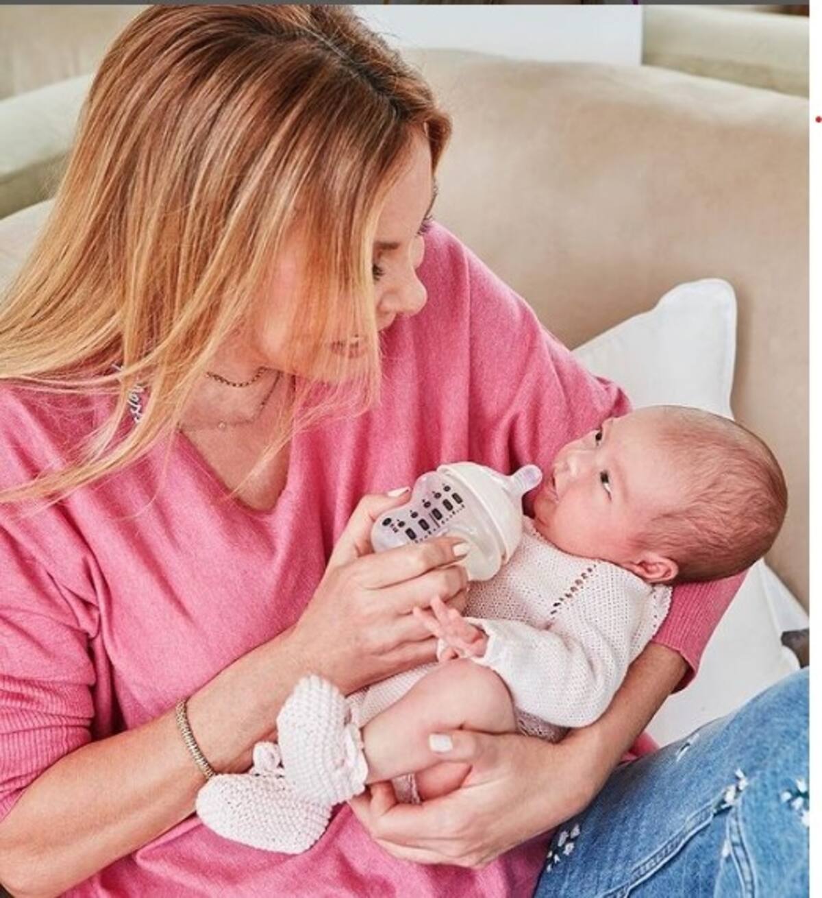 Ana Obregón ataca a quienes le niegan la vida a su nieta y seguidores la cuestionan con rudeza La española le da el biberón a su nieta Anita - Créditos: Instagram