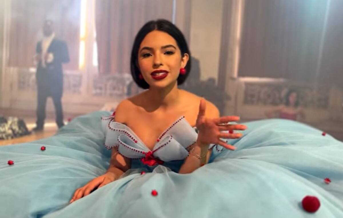Ángela Aguilar dona pelucas a niñas con cáncer - Créditos: Captura Youtube