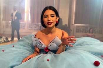 Ángela Aguilar dona pelucas que usó en el video de ‘Se disfrazó’ a fundación de niñas con cáncer