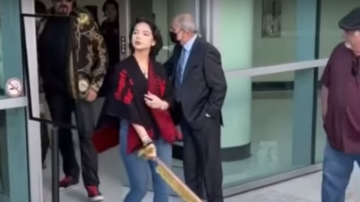 Ángela Aguilar se defiende de las acusaciones que la señalan de ser “grosera” con un adulto mayor