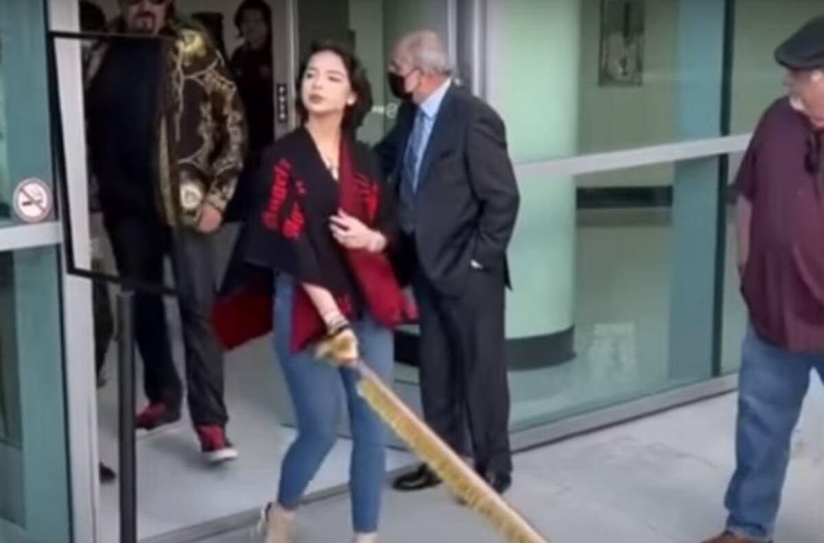 Ángela Aguilar se defiende de las acusaciones que la señalan de ser “grosera” con un adulto mayor