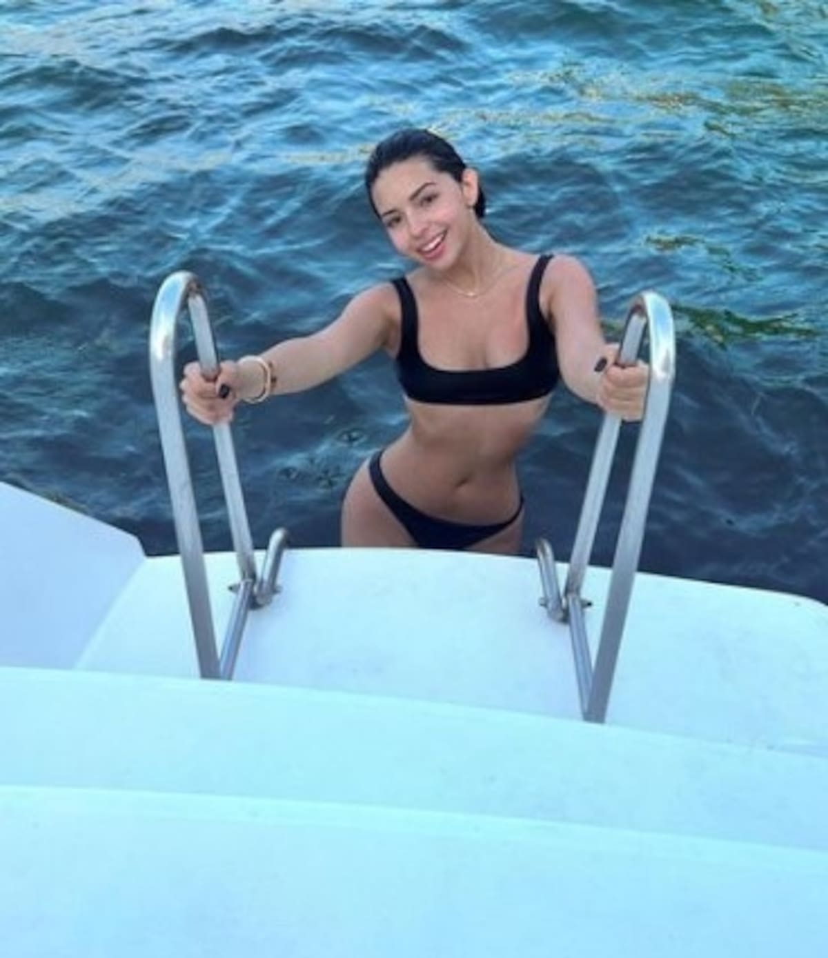 Ángela Aguilar publica fotos en bikini para demostrar que no solo canta bien La cantante mexicana se lució en traje de baño - Créditos: Instagram
