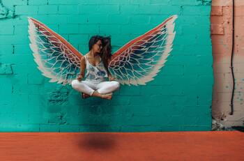 Descubre a Haladiah: tu guía celestial hacia la curación física y espiritual