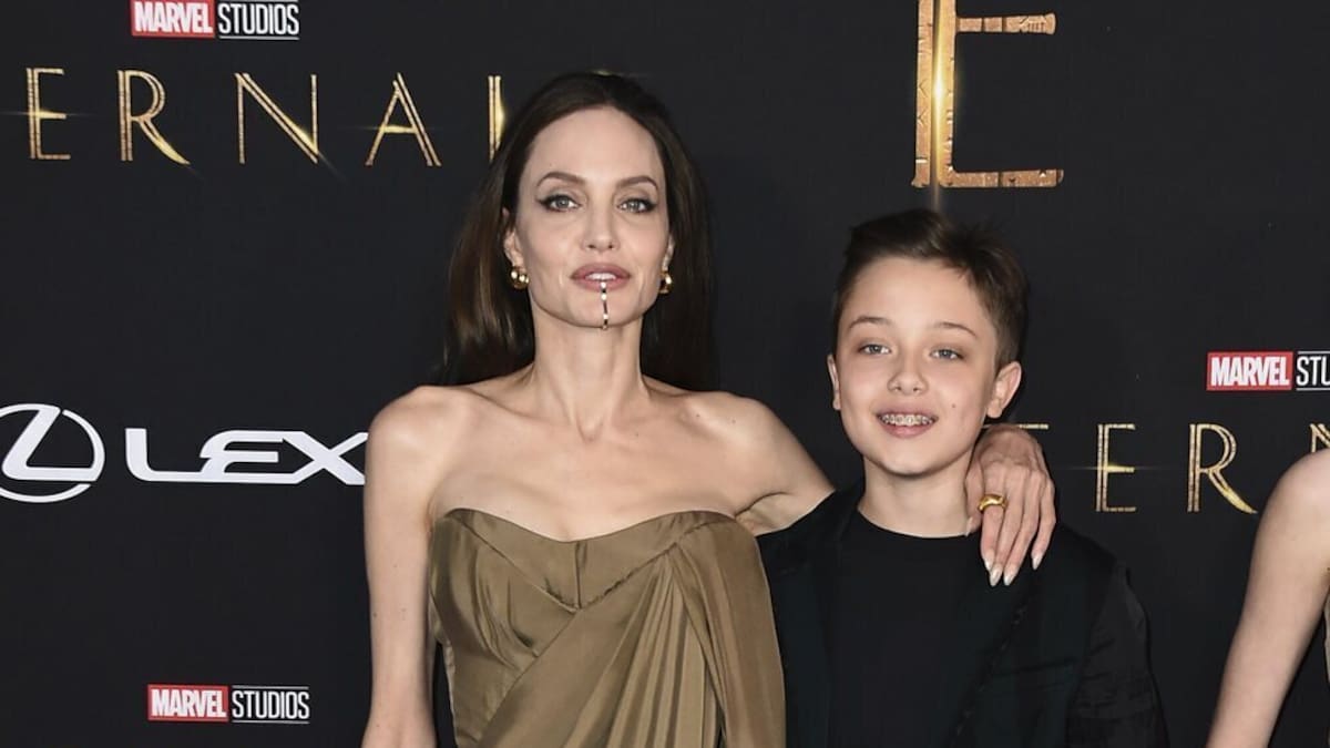 Angelina Jolie y su hijo menor Knox disfrutan de un paseo previo a Navidad